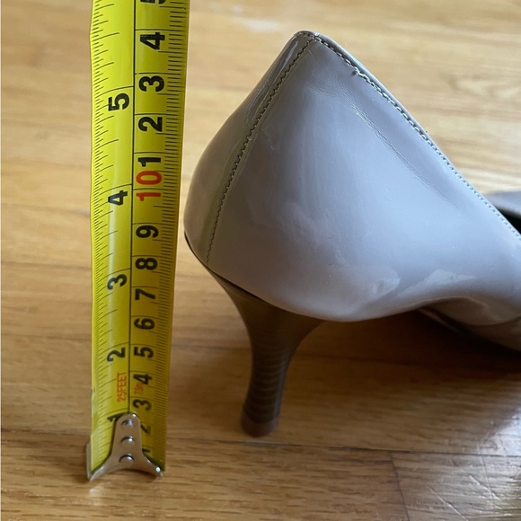 Alfred Sung Beige Patent Pumps. Size 9. Like New Condition. - Picture 5 of 7
